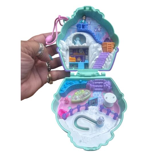 Polly Pocket Snow Sweet Penguin Compact Playset not All Accessories are Included - Picture 3 of 5